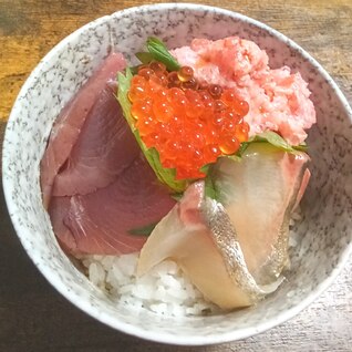 今日は、刺し身の盛り合わせで海鮮丼